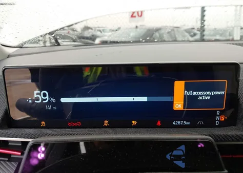 2025 Ford Mustang Mach-E Premium z USA, uszkodzony, nr VIN 3FMTK3R79SMA13477